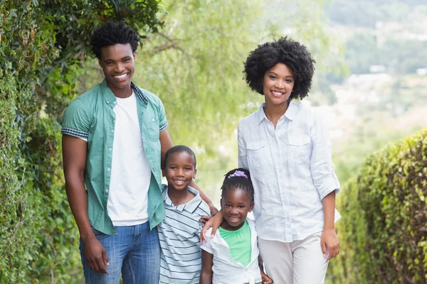 Famiglia felice che cammina insieme — Foto Stock