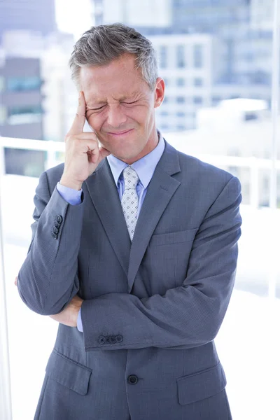 Uomo d'affari che ha mal di testa — Foto Stock