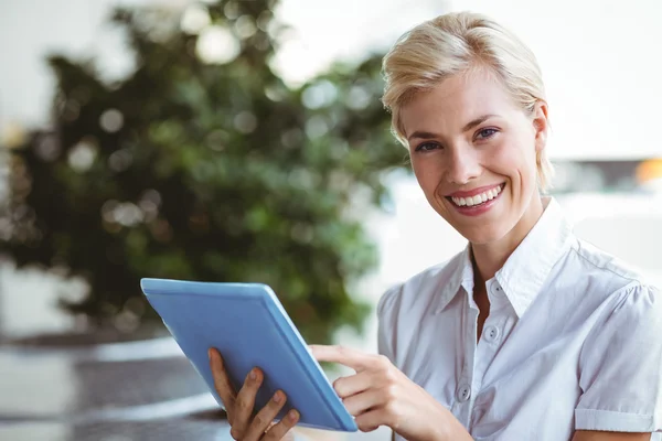 Happy pretty blonde using tablet computer — Stock Photo, Image