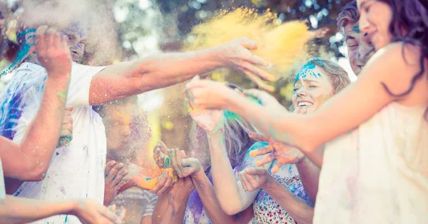 Amigos divirtiéndose con pintura en polvo —  Fotos de Stock