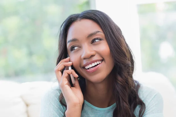 Mulher feliz ao telefone — Fotografia de Stock