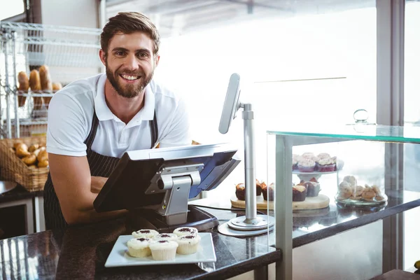 Trabajador sonriente posando detrás del mostrador — Foto de Stock