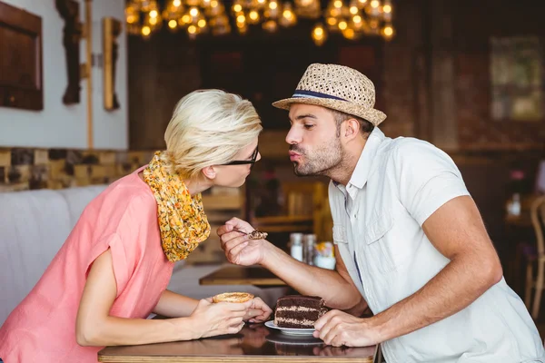 Casal em um encontro beijando uns aos outros — Fotografia de Stock