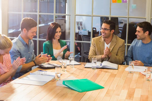Mensen uit het bedrijfsleven tijdens een vergadering — Stockfoto