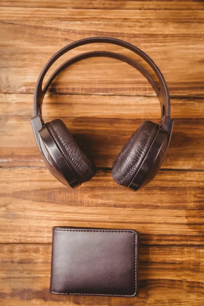 Music headphones next to wallet — Stock Photo, Image
