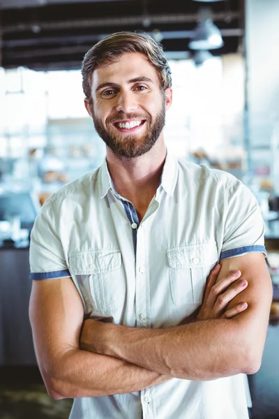 Jonge man met armen gekruist — Stockfoto