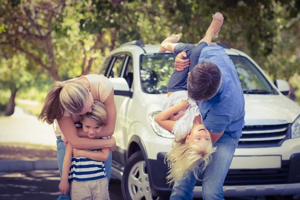 Família feliz se preparando para viagem de carro — Fotografia de Stock