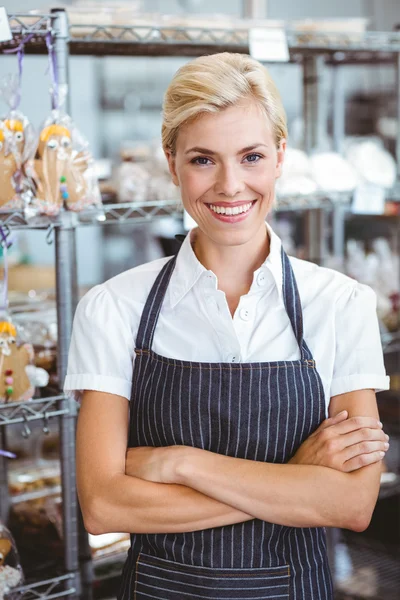 Garçonete feminina selfassured sorrindo — Fotografia de Stock