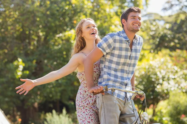 Young couple on a bike ride in the park — Stock Photo, Image