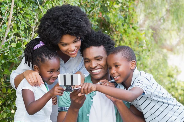 Familia feliz tomando un selfie —  Fotos de Stock