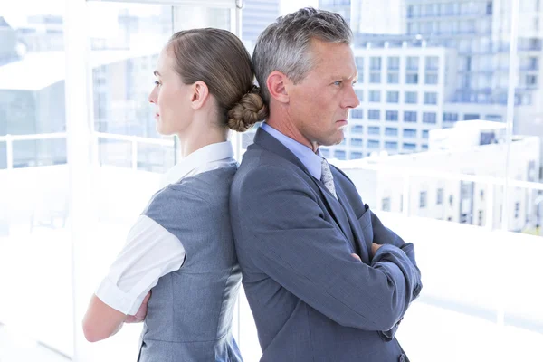 Wütende Geschäftskollegen stehen Rücken an Rücken — Stockfoto