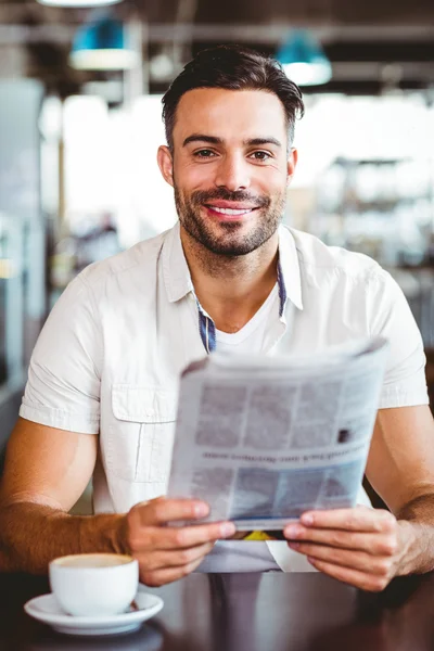 Hombre tomando una taza de café leyendo el periódico — Foto de Stock