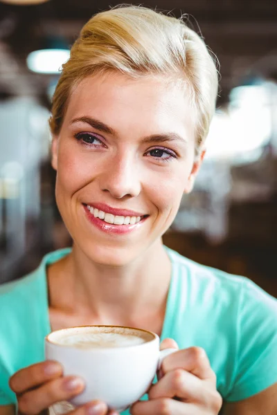 Bella bionda in possesso di una tazza di caffè — Foto Stock