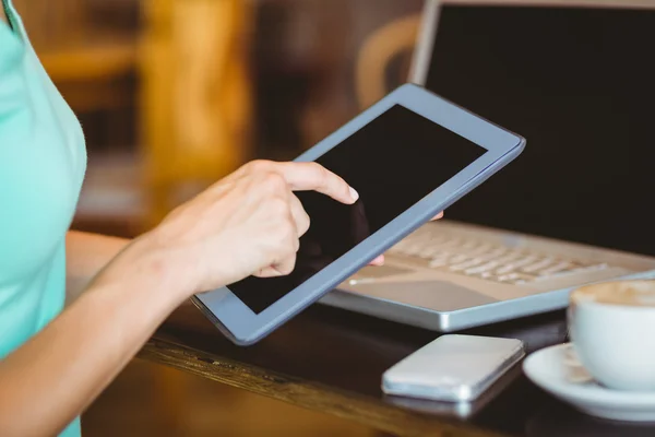 A woman using tablet computer — Stock Photo, Image