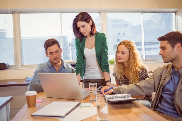 Groupe de jeunes collègues utilisant un ordinateur portable — Photo