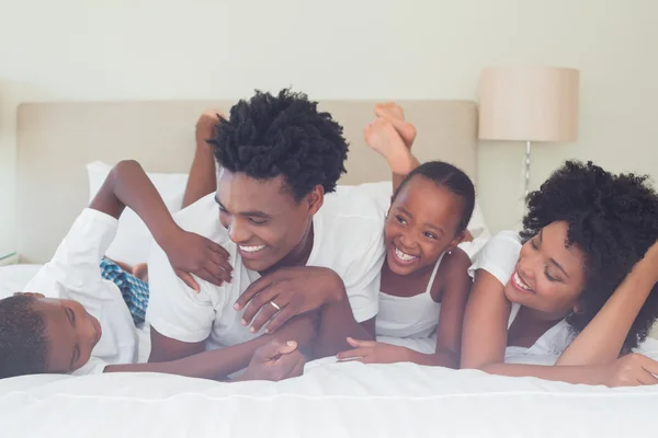 Família feliz se divertindo juntos — Fotografia de Stock