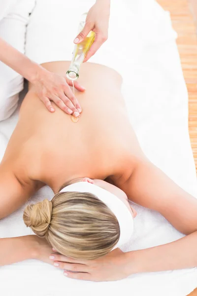 Blonde genieten van een massage — Stockfoto