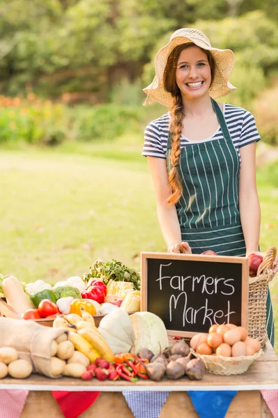 Hübsche Brünette steht an ihrem Stand — Stockfoto