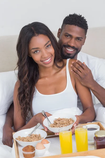 Ontspannen paar ontbijten in bed samen — Stockfoto