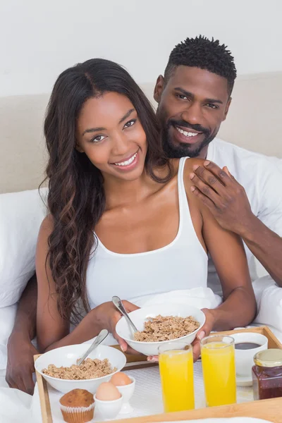 Pareja relajada desayunando juntos en la cama — Foto de Stock