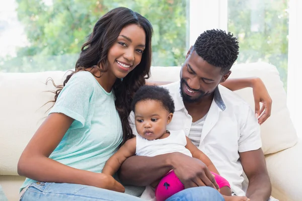 Coppia con la loro bambina sul divano — Foto Stock