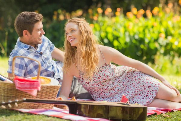 Genç bir çift üzerinde piknik — Stok fotoğraf