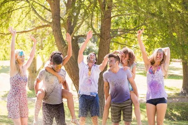 Jeunes amis s'amuser avec un tuyau dans le parc — Photo