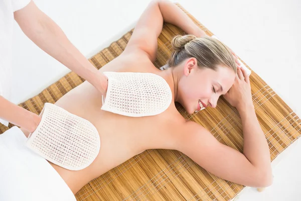 Bruneta se těší peeling zad masáž — Stock fotografie