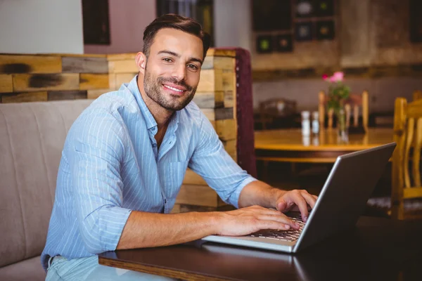 Hombre de negocios sonriente usando su computadora portátil —  Fotos de Stock