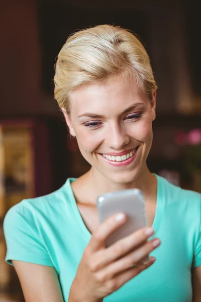 Hübsche blonde Frau mit ihrem Smartphone — Stockfoto