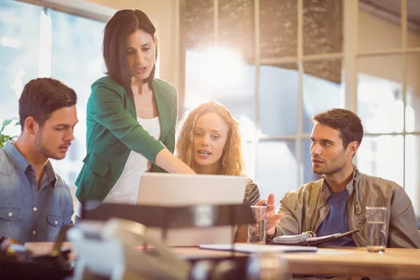 Groep van jonge collega's met behulp van laptop — Stockfoto