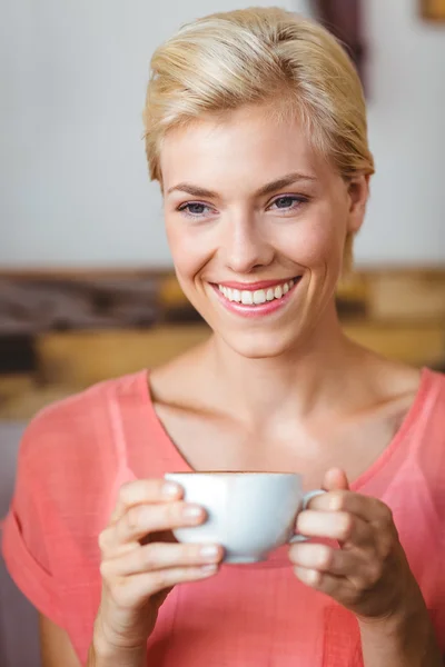 Mujer rubia sosteniendo taza de café —  Fotos de Stock