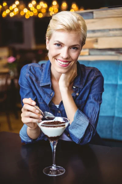 Blondynka jedzenie czekolady kremowy — Zdjęcie stockowe