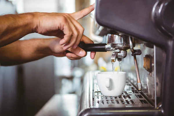 Glücklicher Arbeiter, der Kaffee kocht — Stockfoto