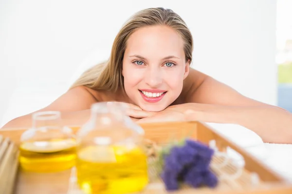 Blonde liggend op een massagetafel — Stockfoto