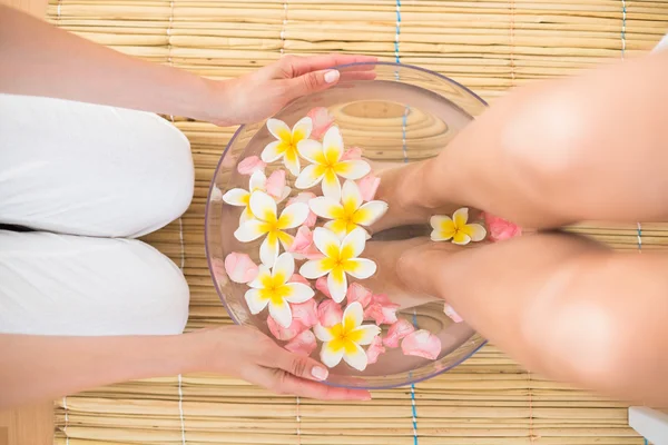 Frau wäscht ihre Füße in einer Blumenschale — Stockfoto