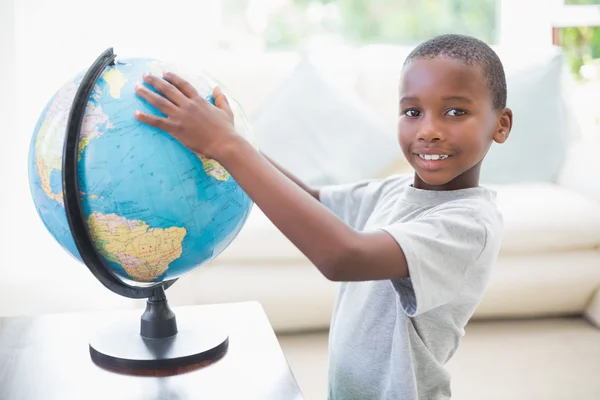 Pequeño niño mirando el globo — Foto de Stock