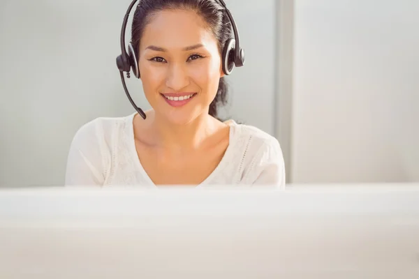 Representante del centro de llamadas con auriculares —  Fotos de Stock