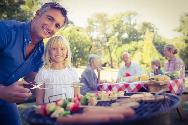 Happy father doing barbecue with her daughter — Stock Photo, Image