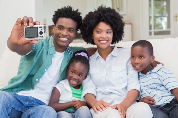 Famiglia felice che si fa un selfie sul divano — Foto Stock