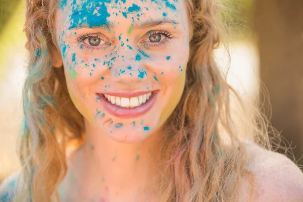 Jonge vrouw met plezier met poeder verf — Stockfoto