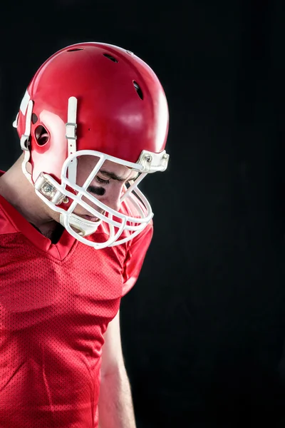 Jogador de futebol americano com seu capacete na cabeça — Fotografia de Stock