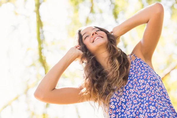 Mooie brunette met koptelefoon — Stockfoto