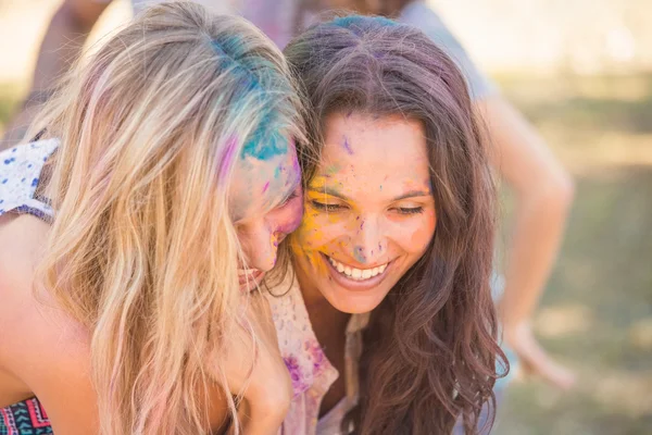 Młode kobiety zabawa farbą w proszku — Zdjęcie stockowe