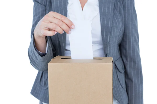 Geschäftsmann wirft Stimmzettel in Wahlurne — Stockfoto