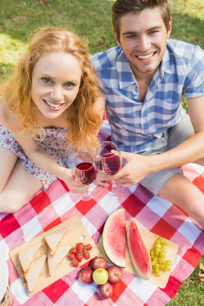 Jovem casal em um piquenique beber vinho — Fotografia de Stock