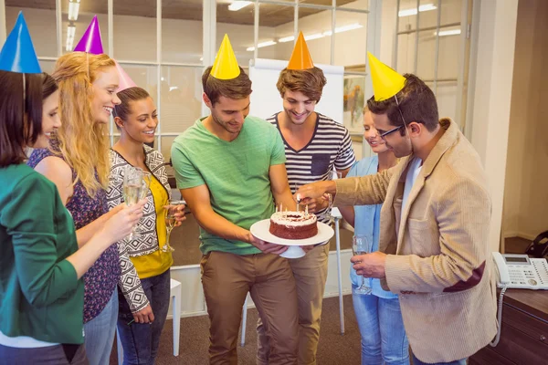 Gente de negocios celebrando un cumpleaños — Foto de Stock