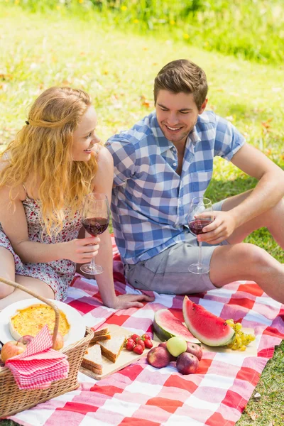 Mladý pár na piknik, pití vína — Stock fotografie