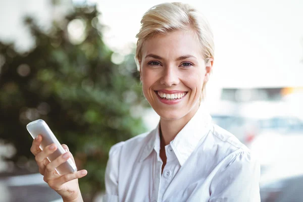 Ung kvinna i telefon — Stockfoto