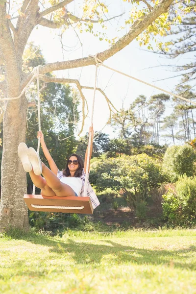 Bela morena balançando no parque — Fotografia de Stock